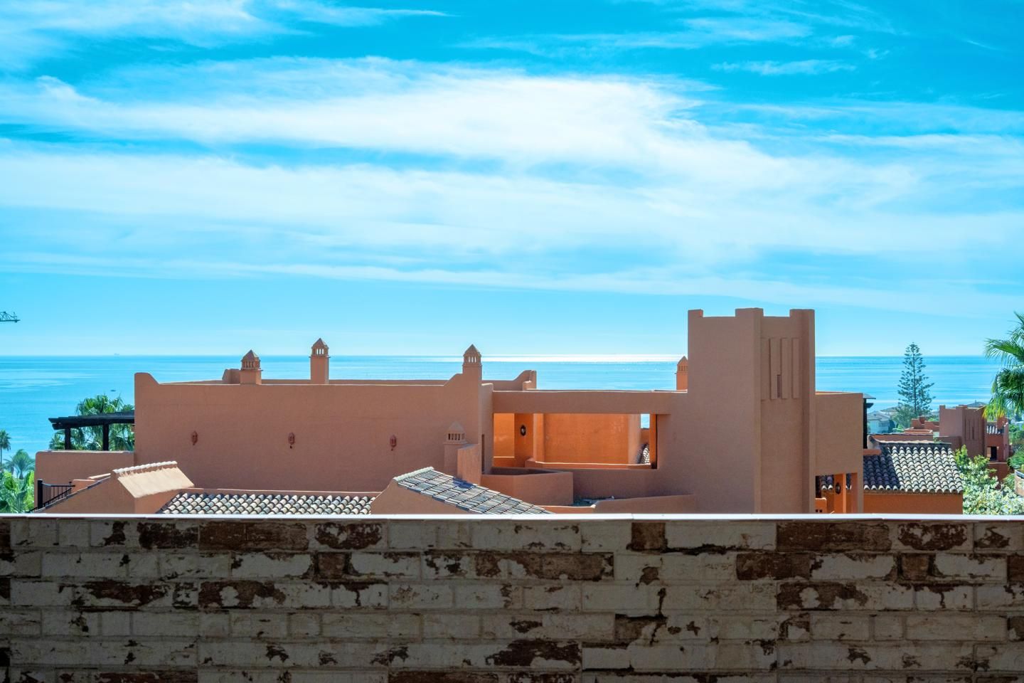 Vista exterior de Àtic en venda en Estepona amb Aire condicionat, Terrassa i Piscina comunitària