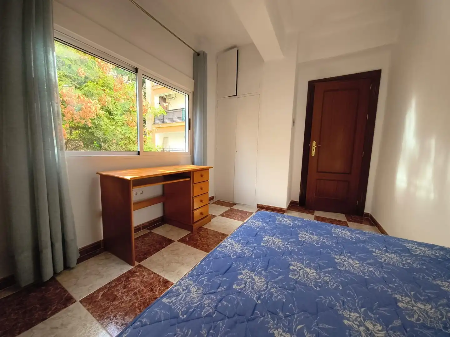 Habitación de Piso de alquiler en Granada con Terraza y Amueblado