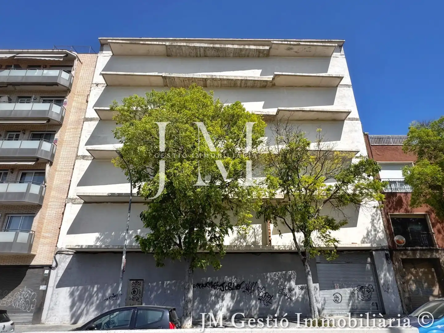 Vista exterior de Edifici en venda en Terrassa