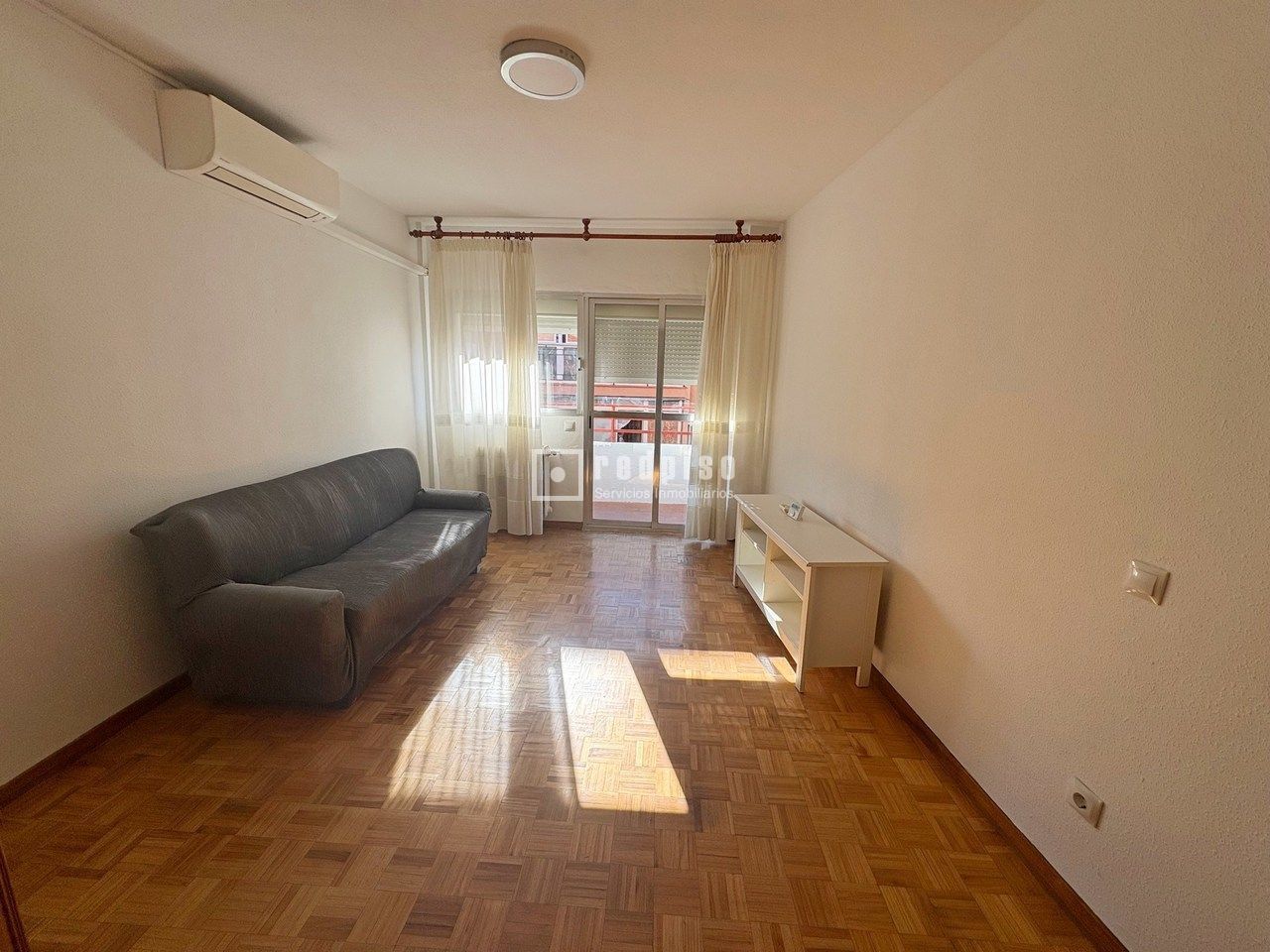 Sala d'estar de Pis de lloguer en  Madrid Capital amb Aire condicionat, Calefacció i Parquet