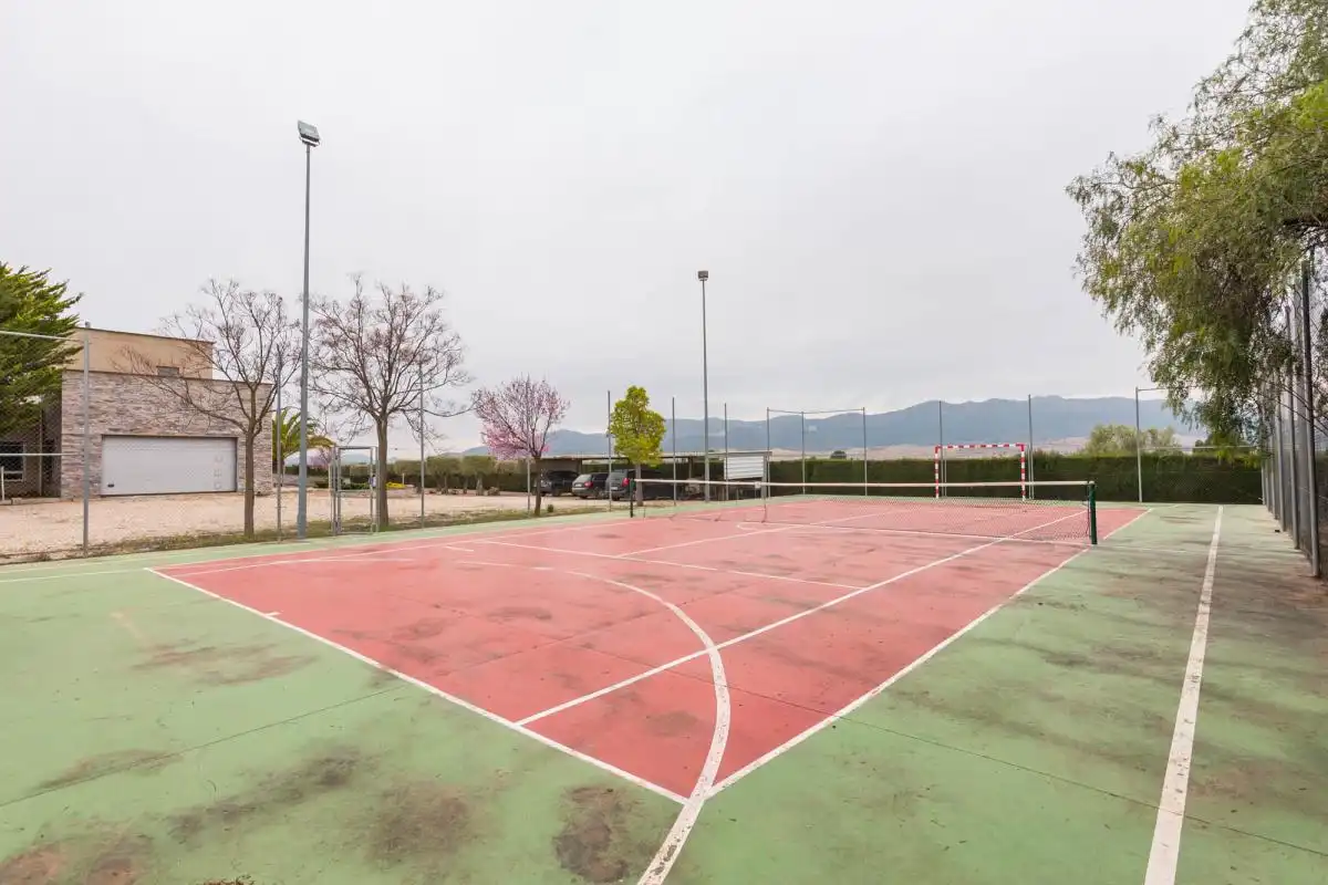 Aparcament de Casa o xalet en venda en Yecla amb Aire condicionat, Calefacció i Jardí privat