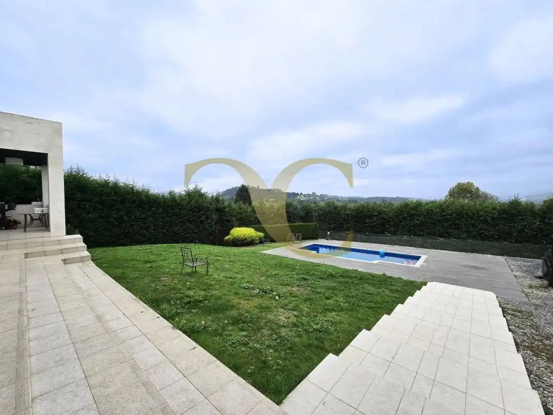 Piscina de Casa o xalet en venda en Oviedo  amb Calefacció, Jardí privat i Terrassa