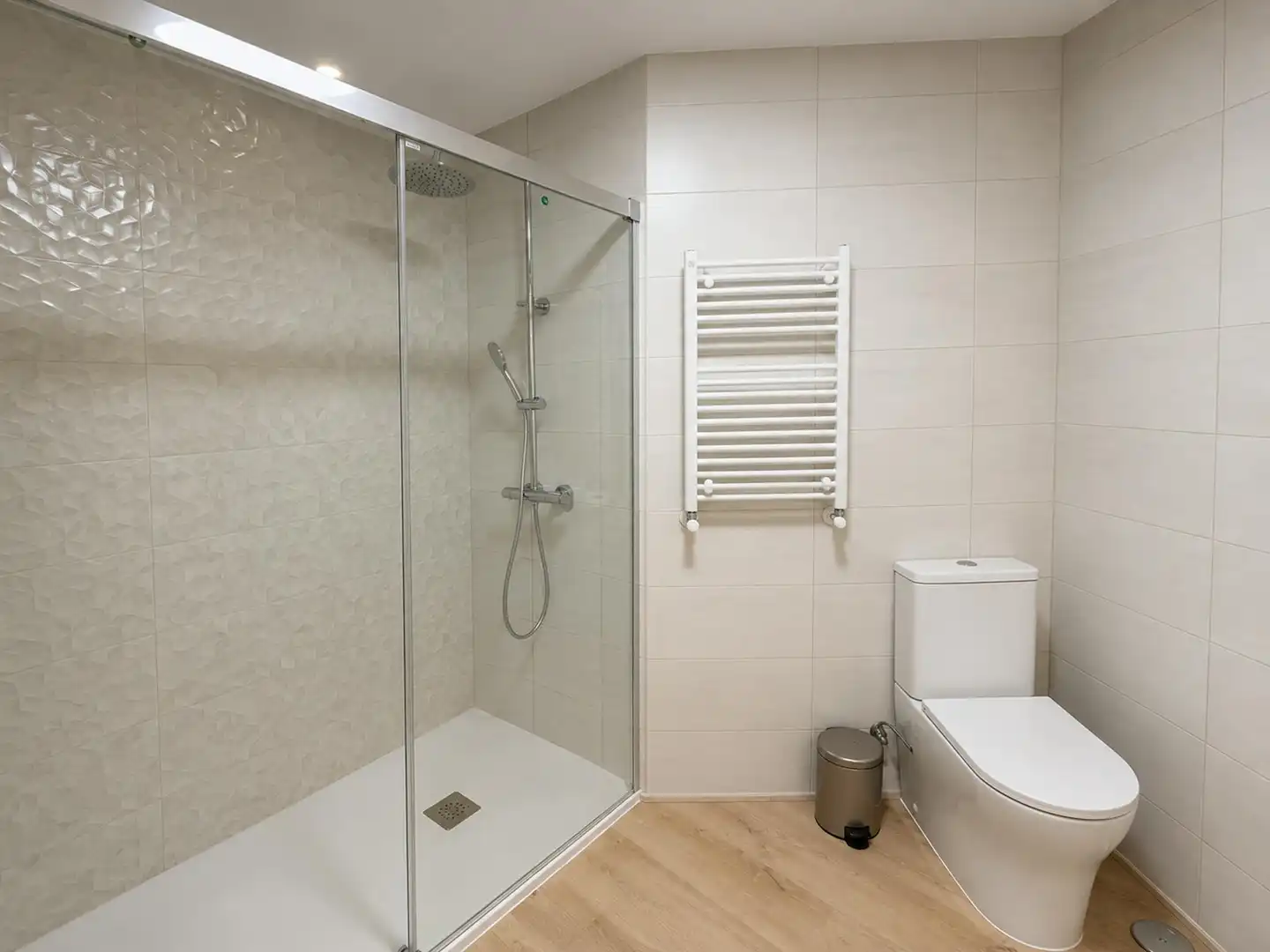 Bathroom of Flat for rent in Madrid  with Air Conditioner, Heating and Washing machine