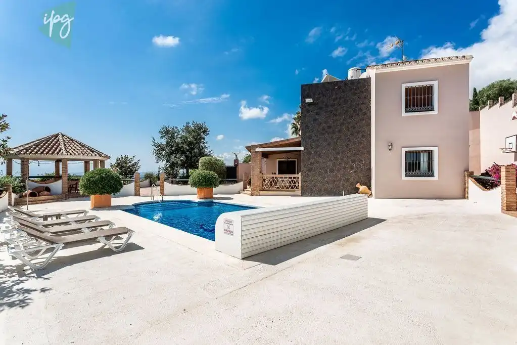 Piscina de Casa o xalet en venda en Estepona amb Aire condicionat, Calefacció i Jardí privat