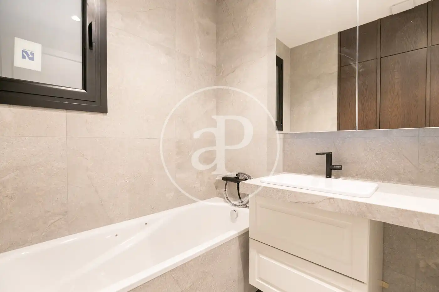 Badezimmer von Wohnung zum Verkauf in Barcelona mit Klimaanlage und Heizung