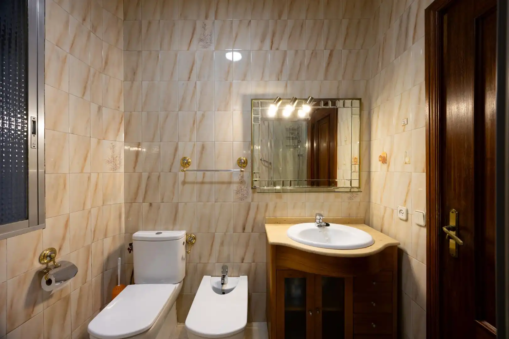 Bathroom of Flat for sale in Madrid  with Parquet flooring