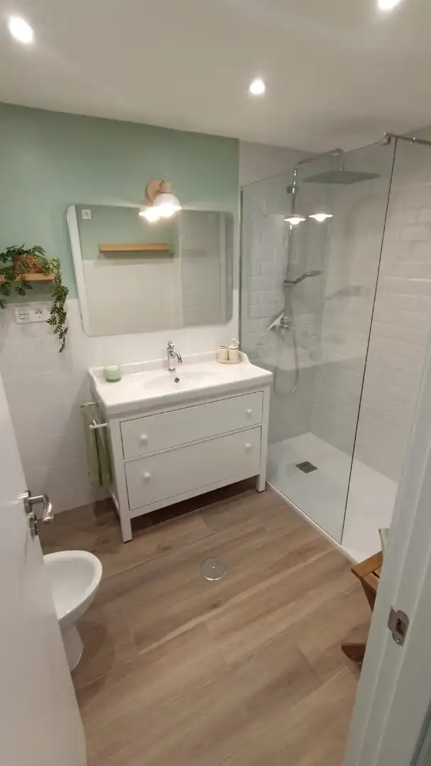 Bathroom of Flat for rent in Granada  with Air Conditioner, Terrace and Washing machine