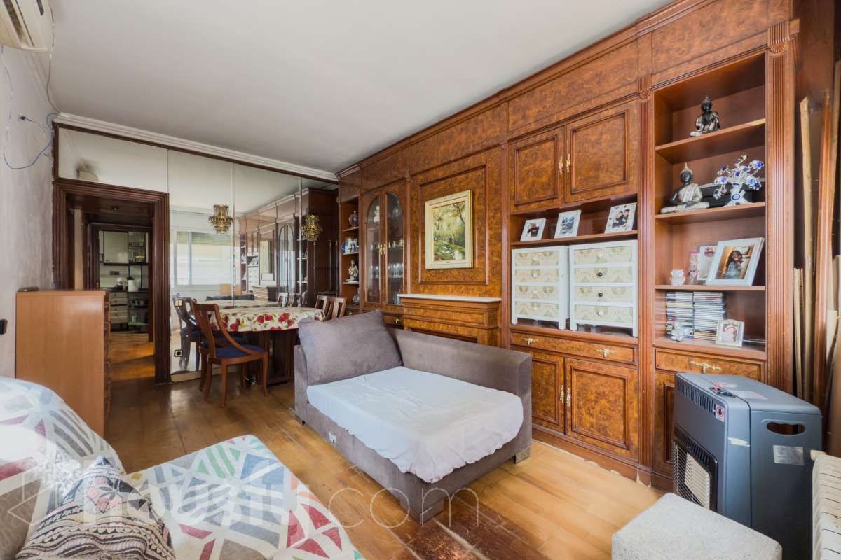 Sala d'estar de Pis en venda en L'Hospitalet de Llobregat amb Aire condicionat, Calefacció i Parquet