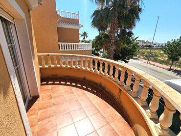 Maison mitoyenne avec balcon à vendre à Goya