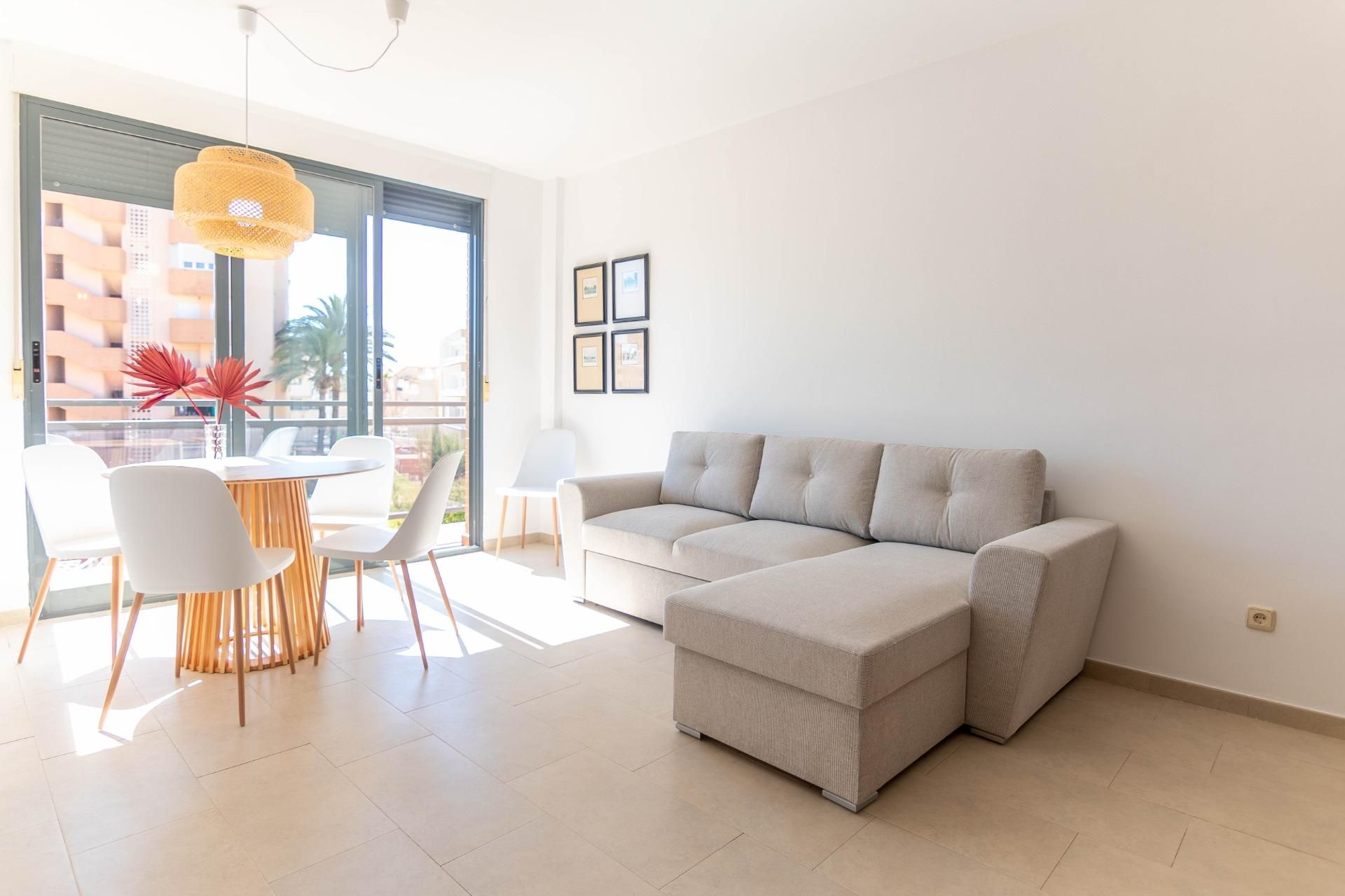 Sala d'estar de Apartament de lloguer en El Campello amb Aire condicionat, Calefacció i Jardí privat