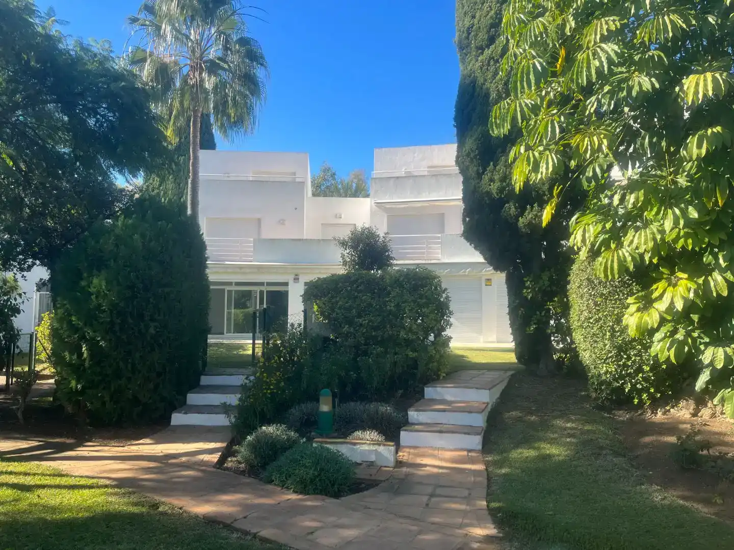 Außenansicht von Einfamilien-Reihenhaus zur Miete in Marbella mit Klimaanlage, Schwimmbad und Balkon