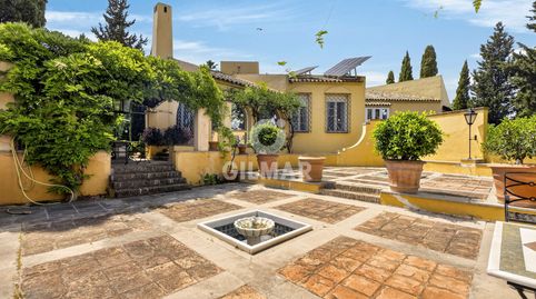 Descubre esta excepcional propiedad un chalet independiente ubicado en la prestigiosa urbanización de Villares Altos, en Tomares,