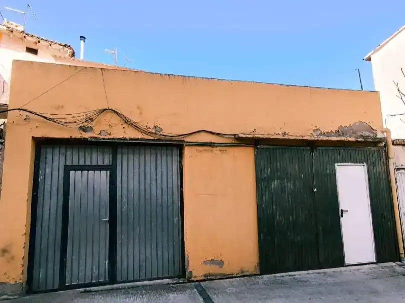 Vista exterior de Casa adosada en venda en Medrano amb Moblat i Balcó