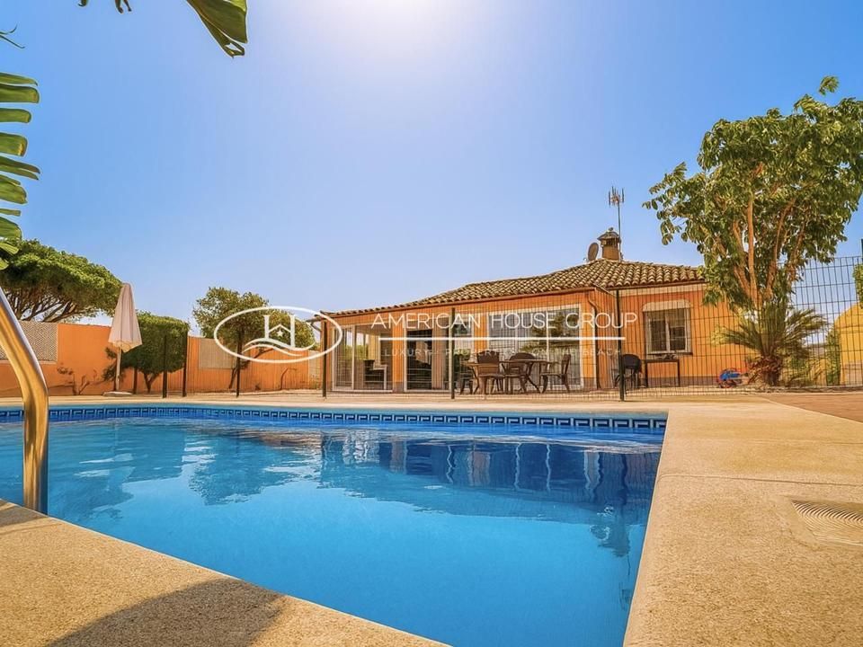 Exterior view of House or chalet for sale in Chiclana de la Frontera  with Private garden, Terrace and Storage room