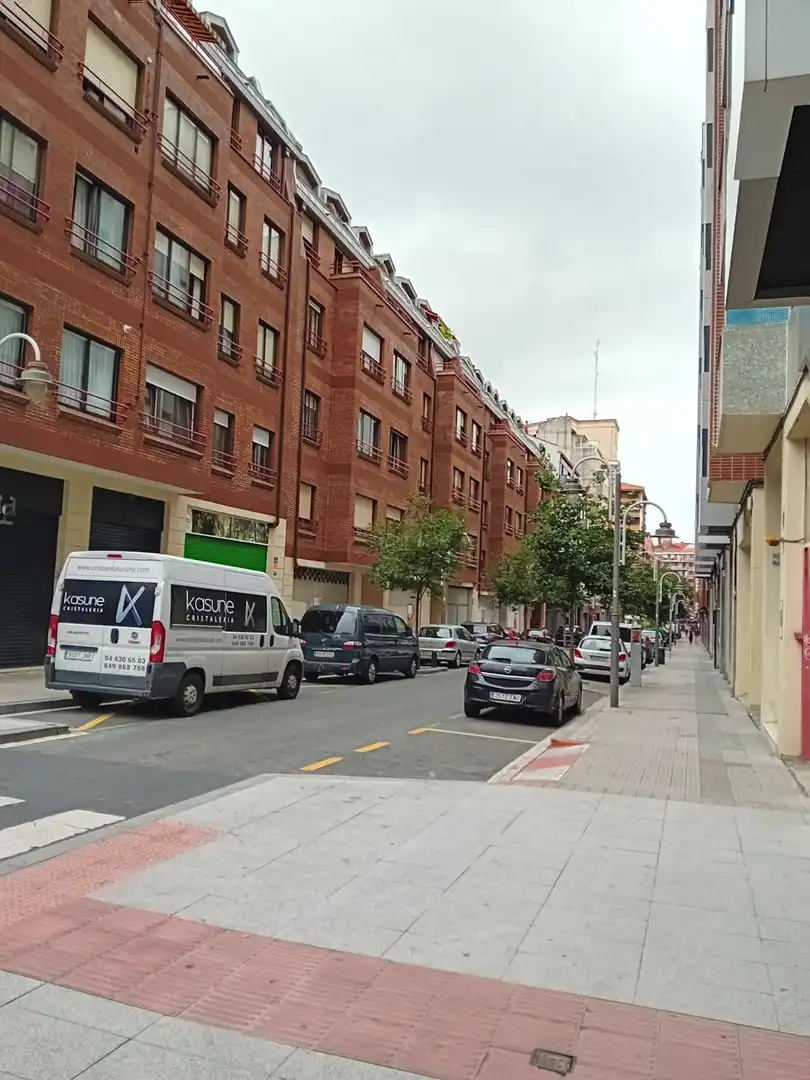 Vista exterior de Local en venta en Bilbao  con Calefacción, Amueblado y Alarma