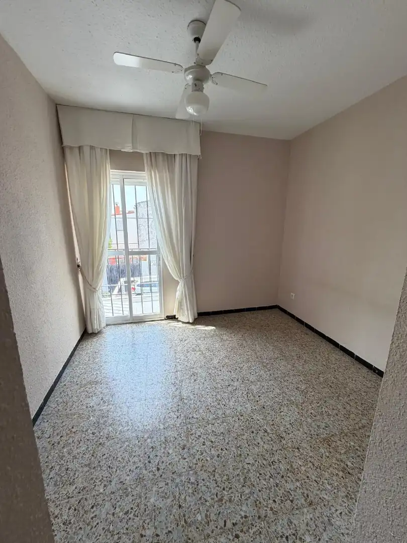 Dormitori de Casa adosada en venda en Mairena del Aljarafe amb Piscina comunitària