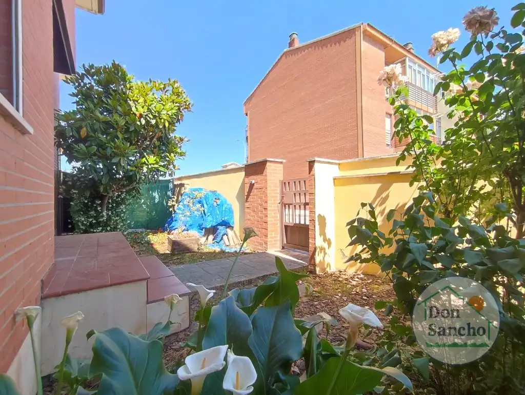 Jardín de Casa adosada en venta en Viana de Cega con Calefacción, Jardín privado y Terraza