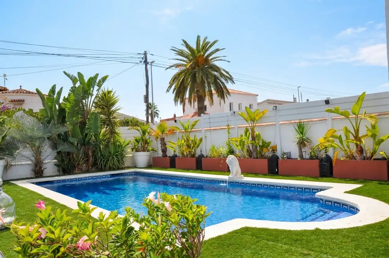 Swimming pool of Houses for sale in Empuriabrava  with Air Conditioner, Heating and Private garden