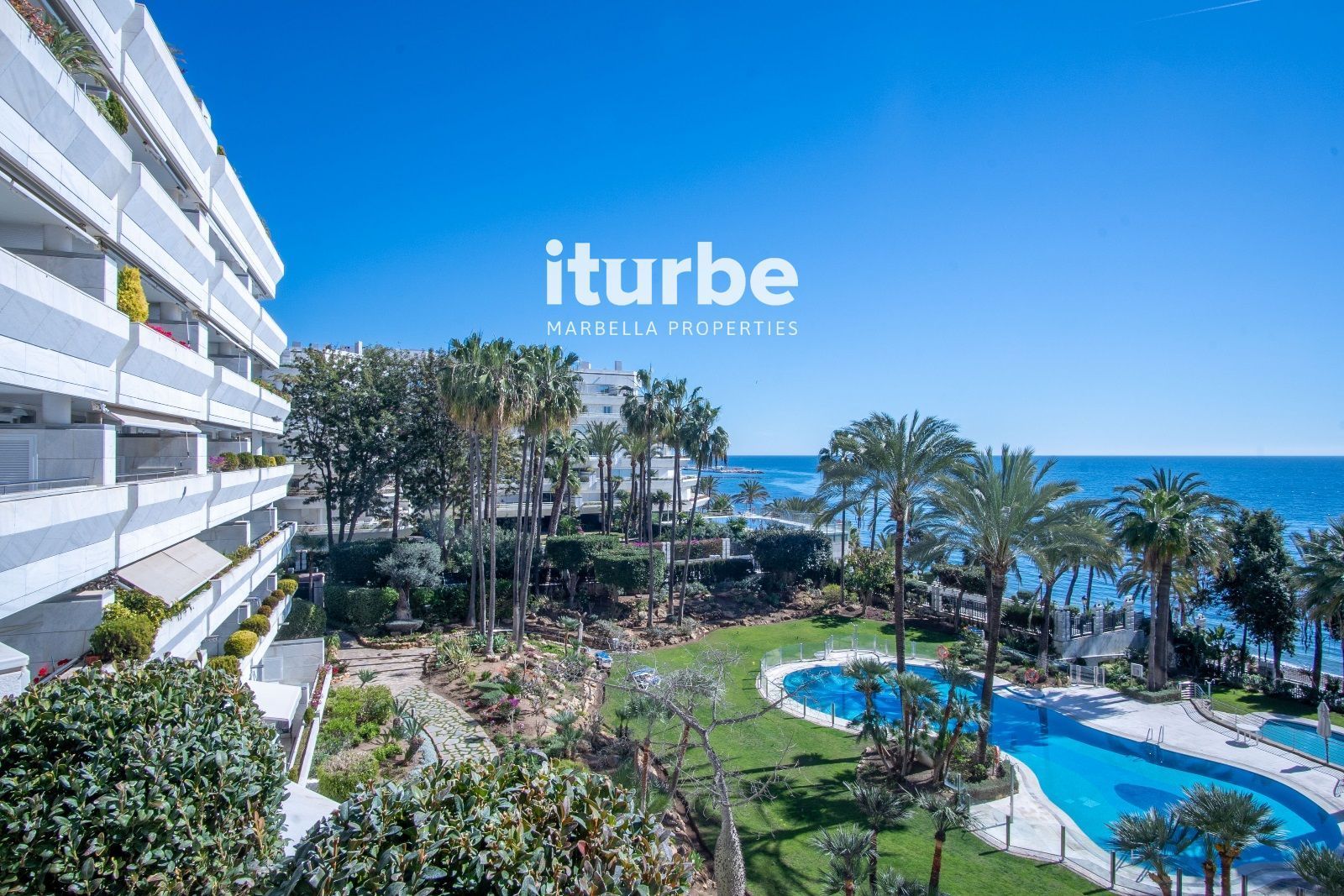 Exterior view of Flat to rent in Marbella  with Air Conditioner, Terrace and Swimming Pool