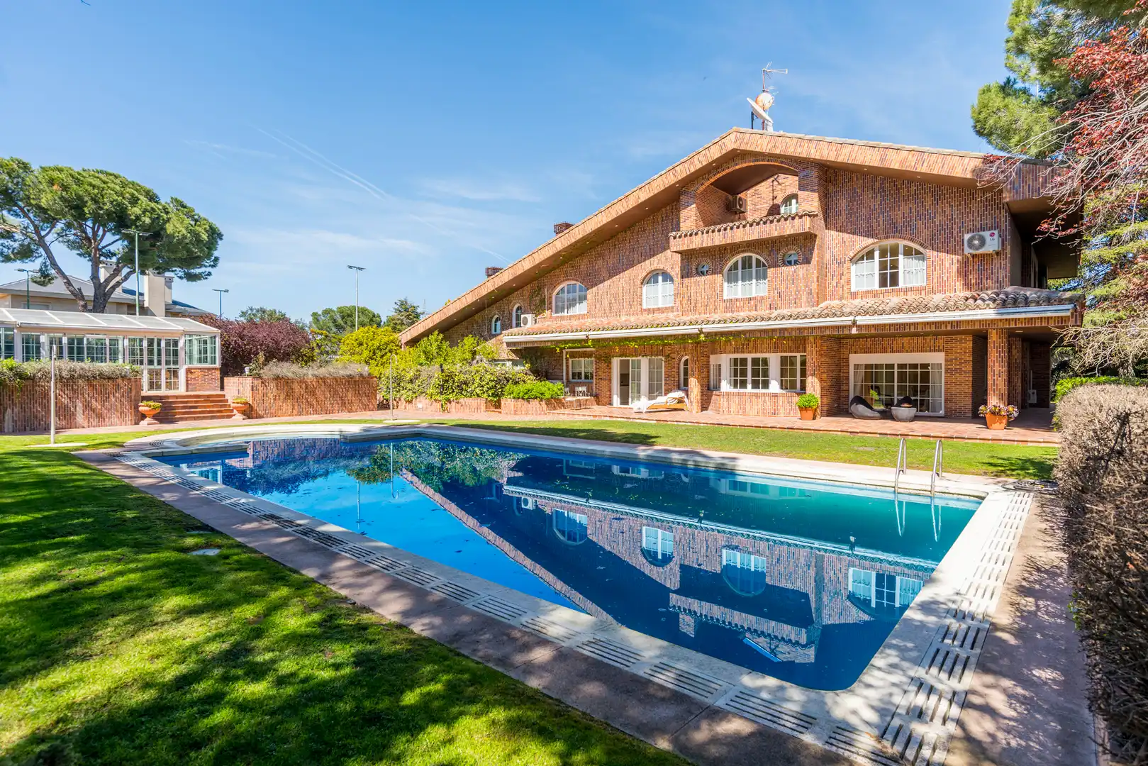 Piscina de Casa o xalet de lloguer en Pozuelo de Alarcón amb Aire condicionat, Calefacció i Jardí privat