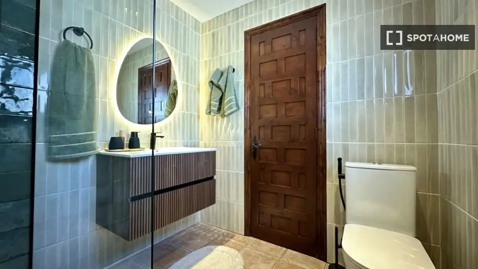 Bathroom of Apartments for share in Torremolinos  with Air Conditioner, Terrace and Furnished