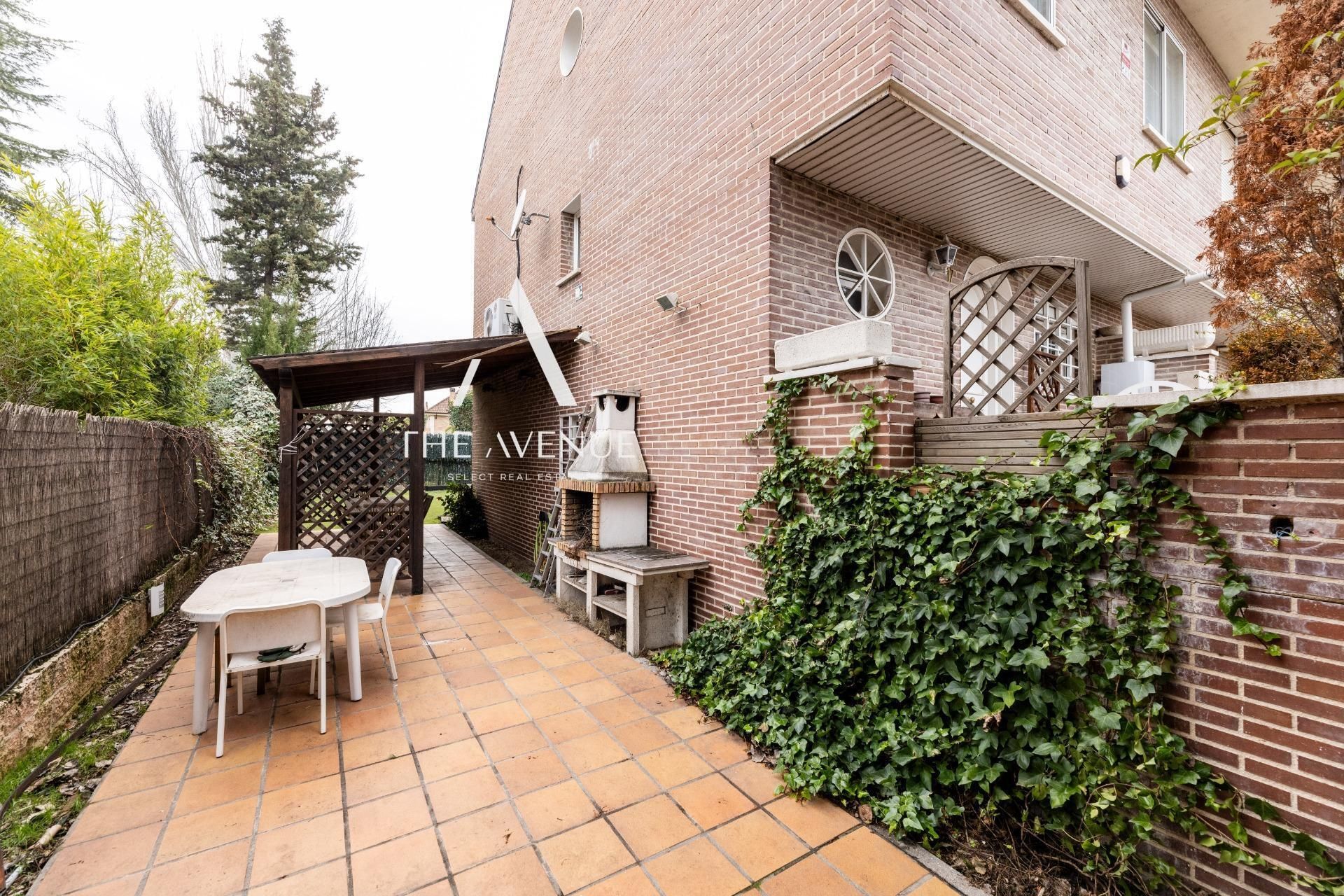 Vista exterior de Casa adosada en venda en Pozuelo de Alarcón amb Calefacció, Jardí privat i Terrassa