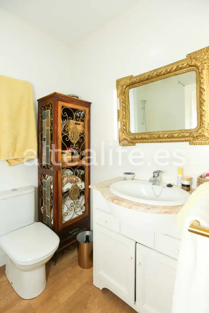 Badezimmer von Dachboden zum Verkauf in Altea mit Klimaanlage und Terrasse