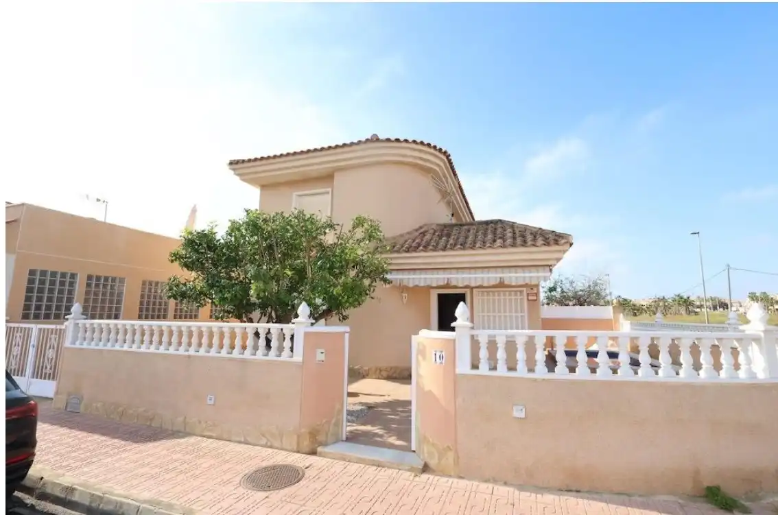 Vista exterior de Casa o chalet en venta en Torrevieja con Terraza, Piscina y Amueblado