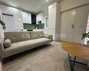 Sala d'estar de Apartament en venda en  Madrid Capital amb Aire condicionat, Piscina i Moblat