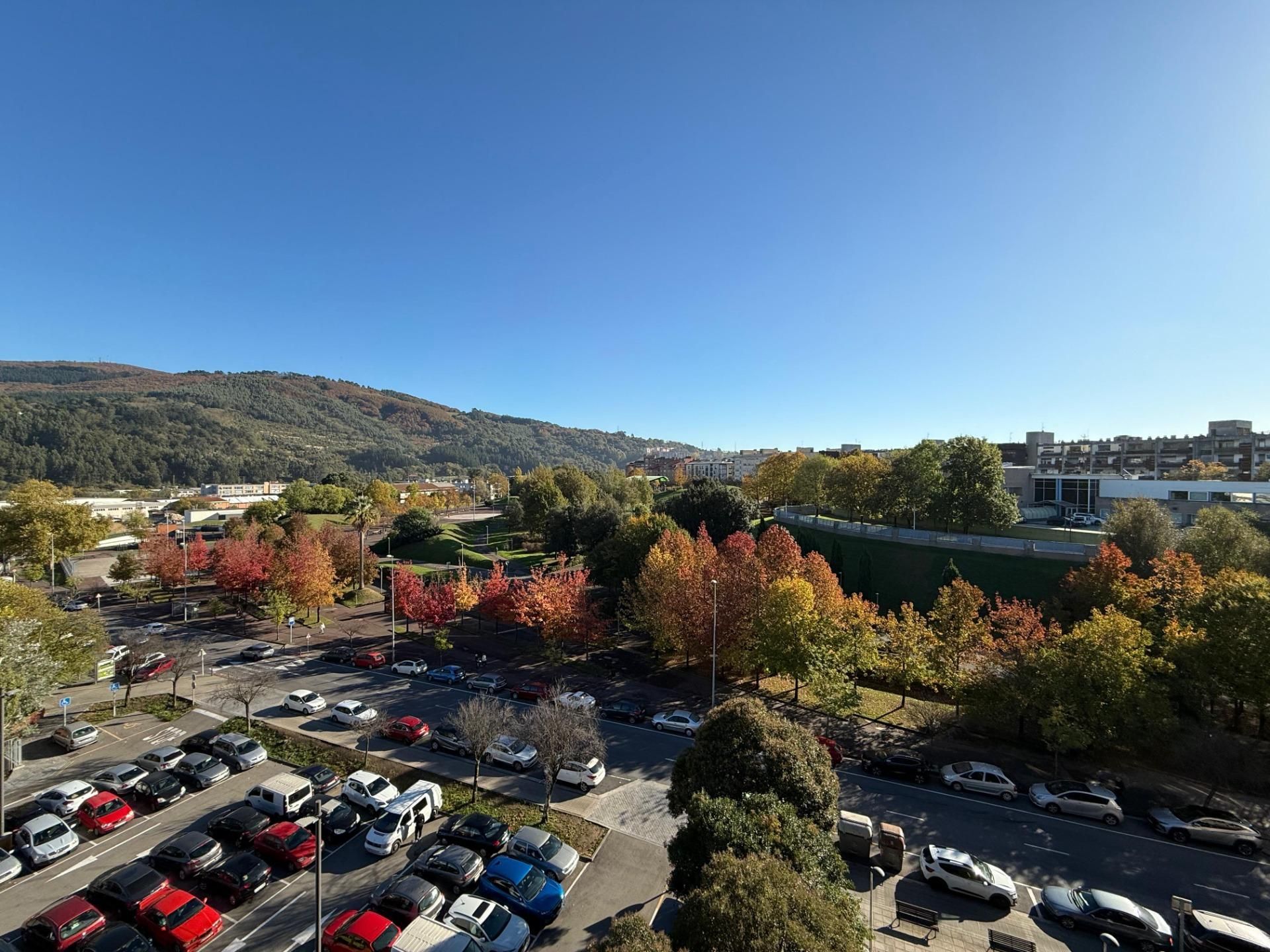 Vista exterior de Pis en venda en Basauri  amb Calefacció, Traster i Balcó
