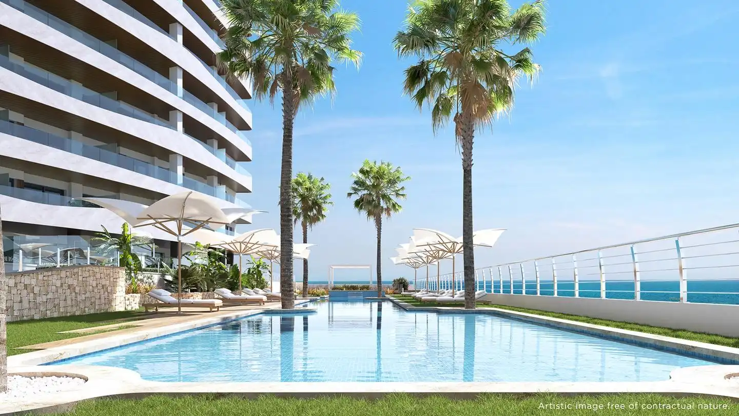 Piscina de Apartament en venda en La Manga del Mar Menor amb Aire condicionat, Jardí privat i Terrassa