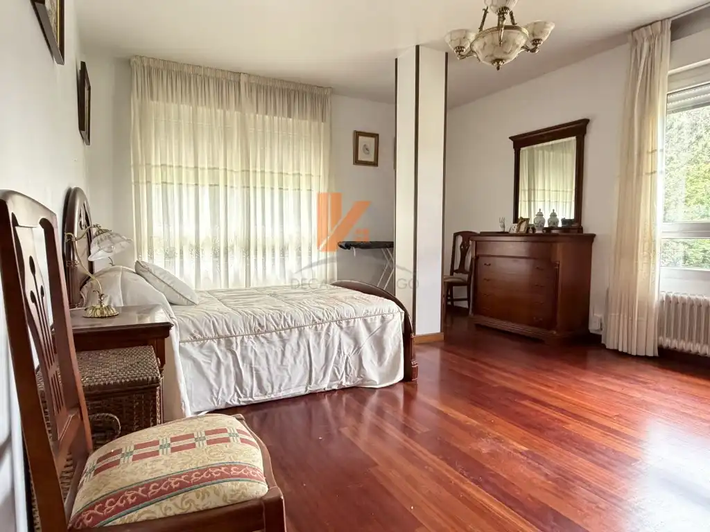 Dormitori de Casa o xalet en venda en Santiago de Compostela  amb Jardí privat, Moblat i Forn
