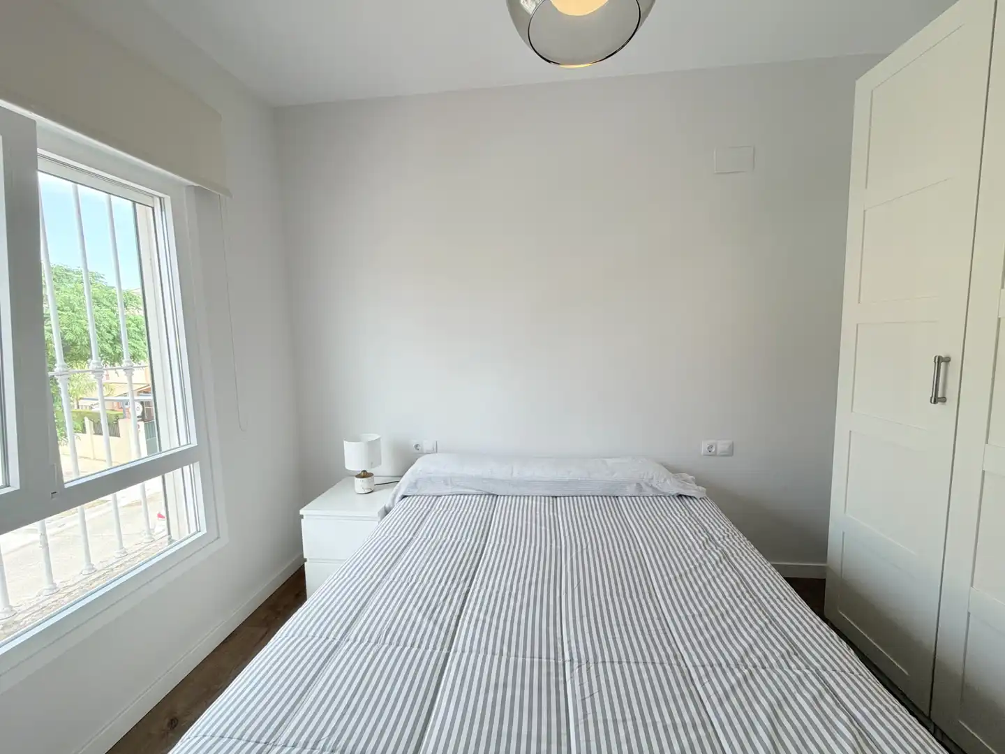 Habitación de Casa adosada en venta en Espartinas con Aire acondicionado, Jardín privado y Parquet