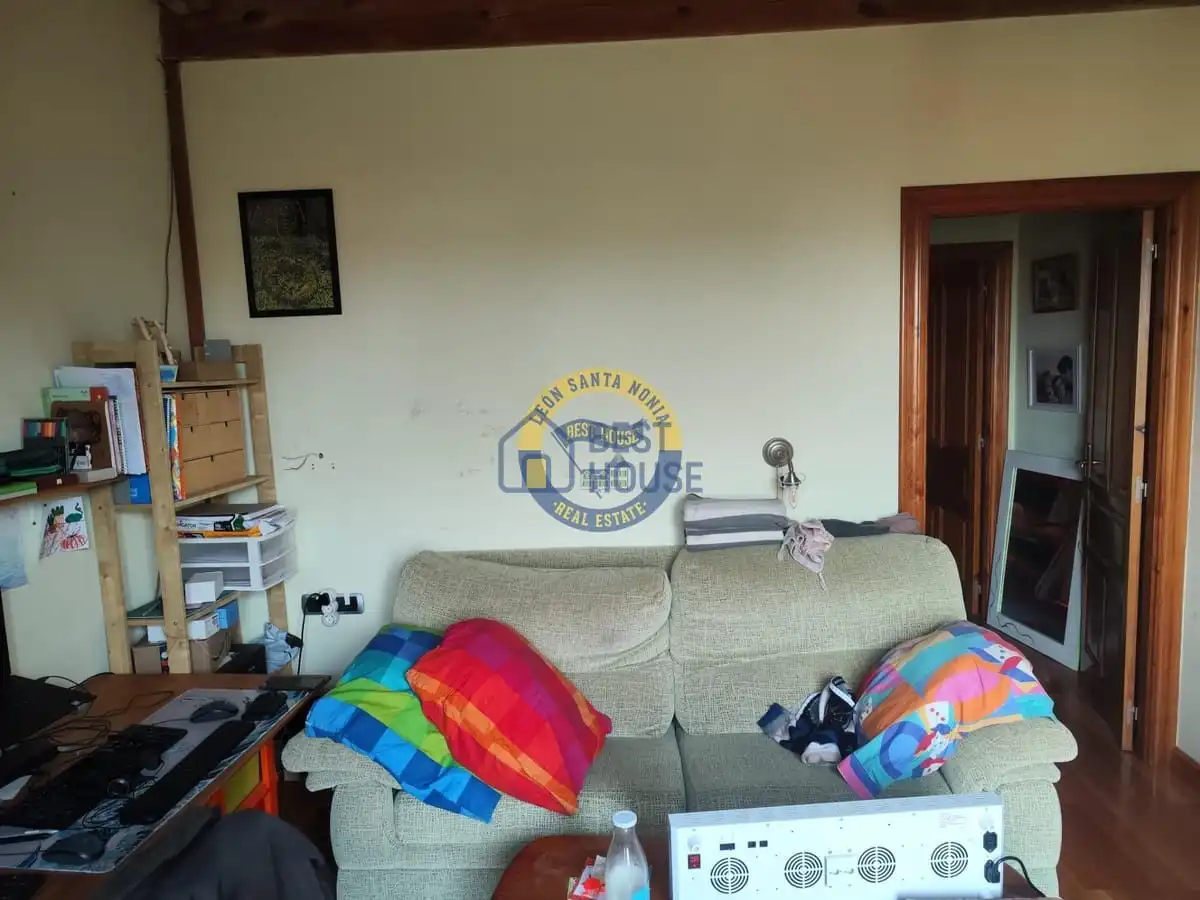Sala de estar de Casa o chalet en venta en Villaquilambre con Calefacción, Jardín privado y Parquet
