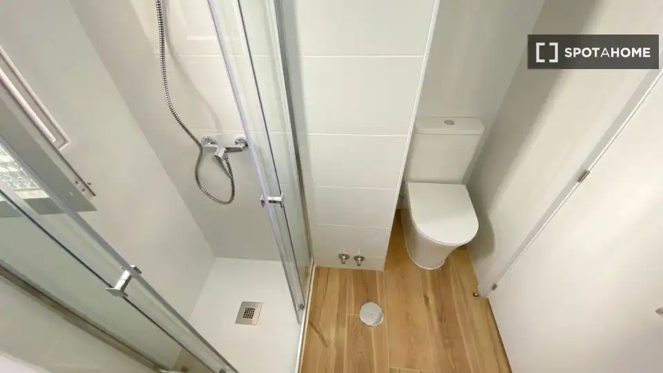 Bathroom of Flat for rent in Madrid  with Air Conditioner, Heating and Furnished