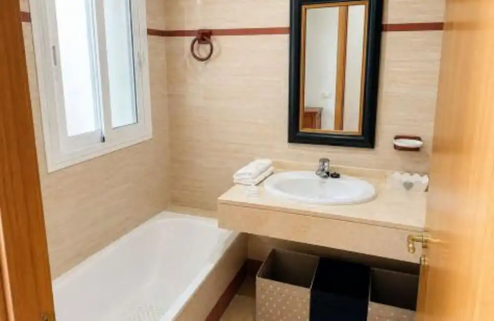 Bany de Planta baixa de lloguer en Marbella amb Aire condicionat, Terrassa i Piscina