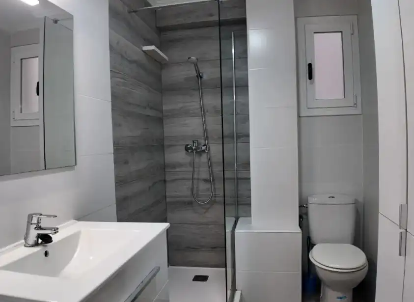 Badezimmer von Wohnung zur Miete in Valencia mit Klimaanlage, Heizung und Möbliert