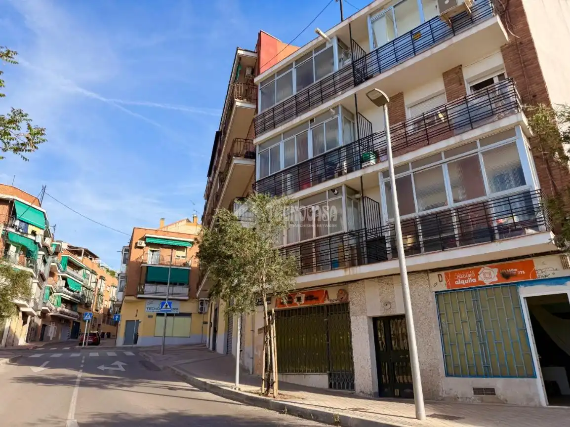 Vista exterior de Local en venta en Puente de Vallecas