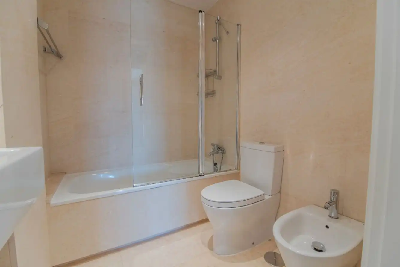 Badezimmer von Erdgeschoss zur Miete in Madrid mit Klimaanlage, Heizung und Privatgarten
