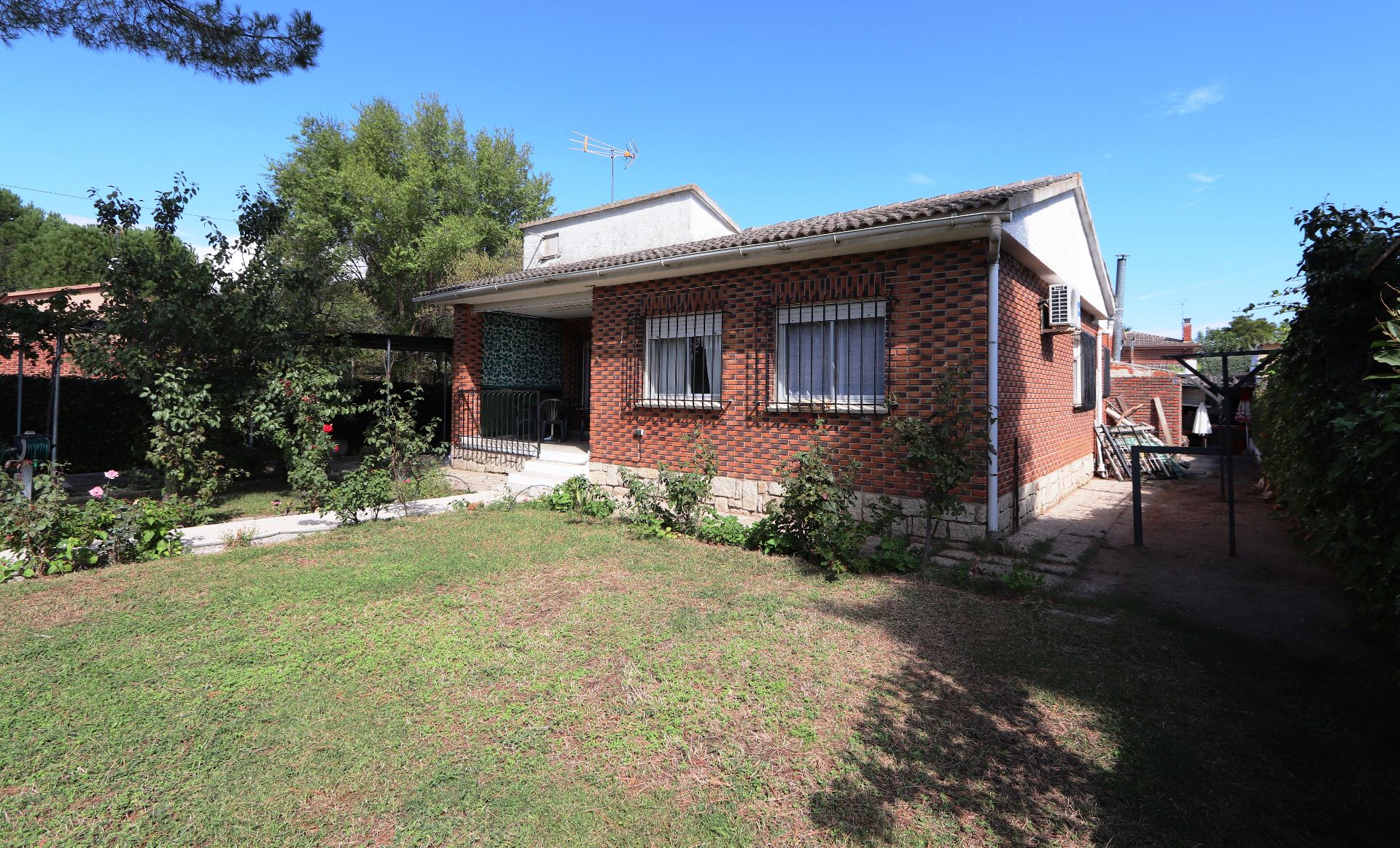 Exterior view of House or chalet for sale in Santa Cruz del Retamar  with Air Conditioner, Heating and Private garden