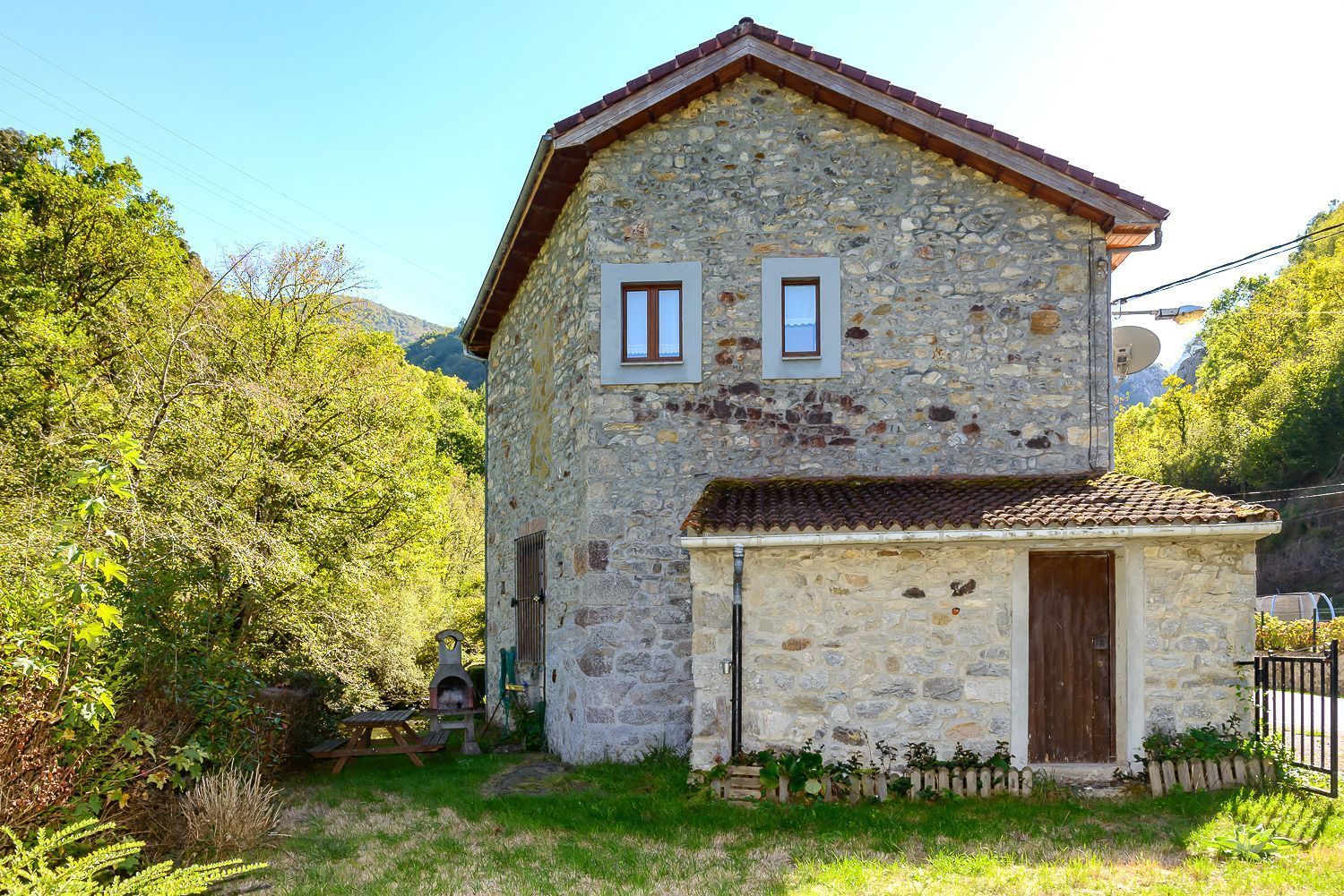 Exterior view of Houses for sale in Somiedo  with Private garden