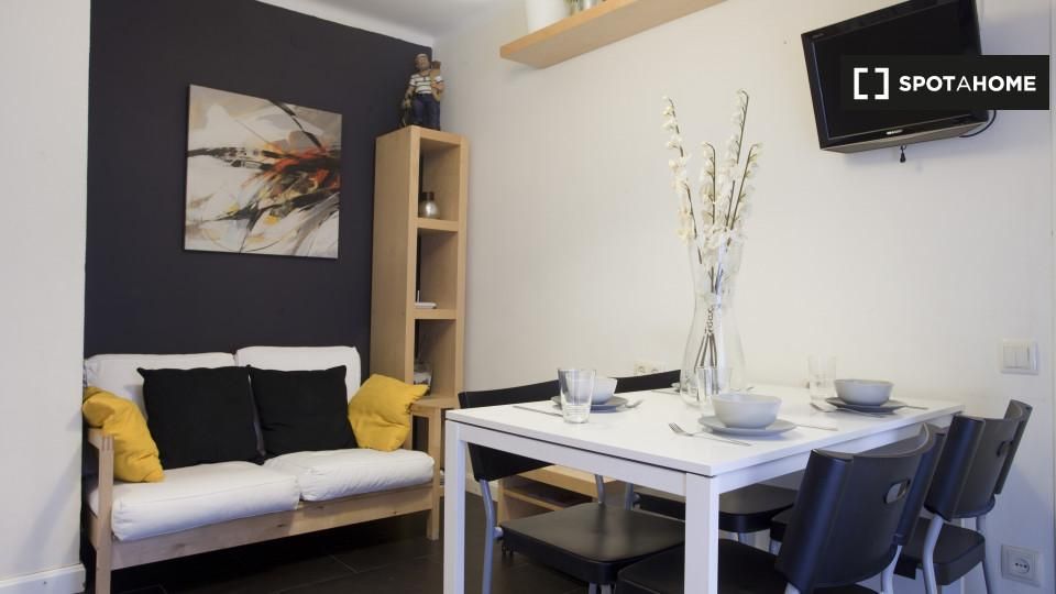 Menjador de Pis de lloguer en  Barcelona Capital amb Aire condicionat, Calefacció i Moblat