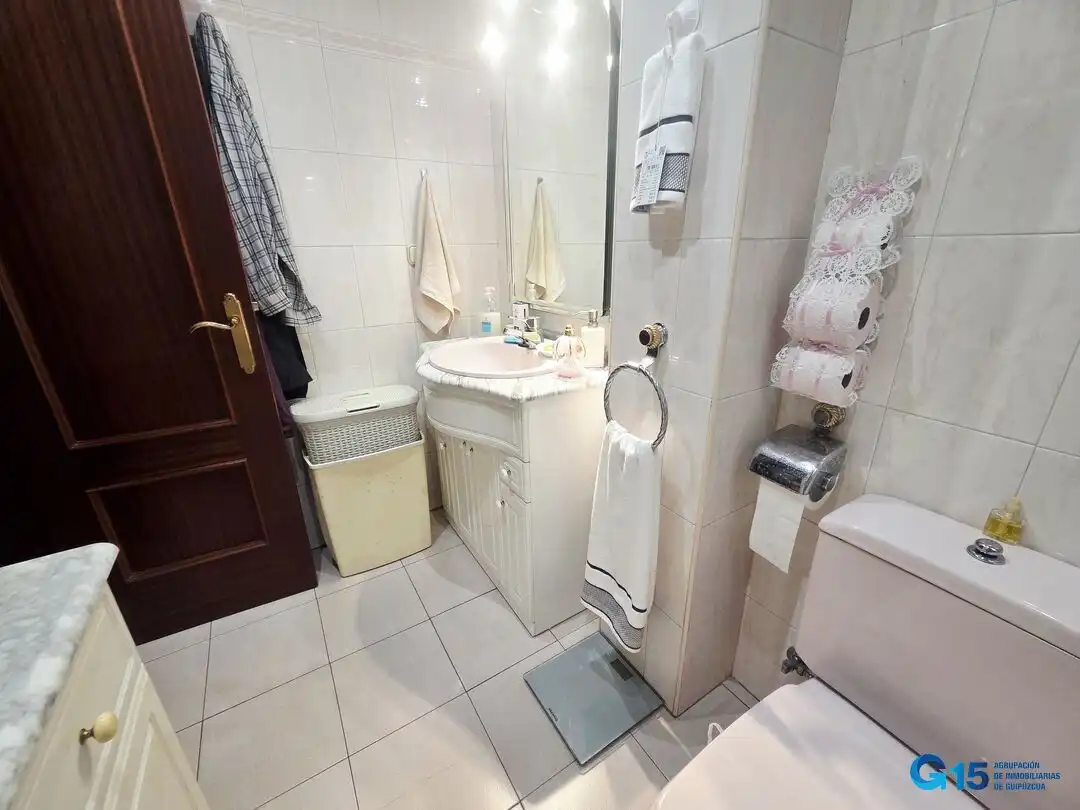Baño de Piso en venta en Errenteria con Calefacción, Terraza y Amueblado