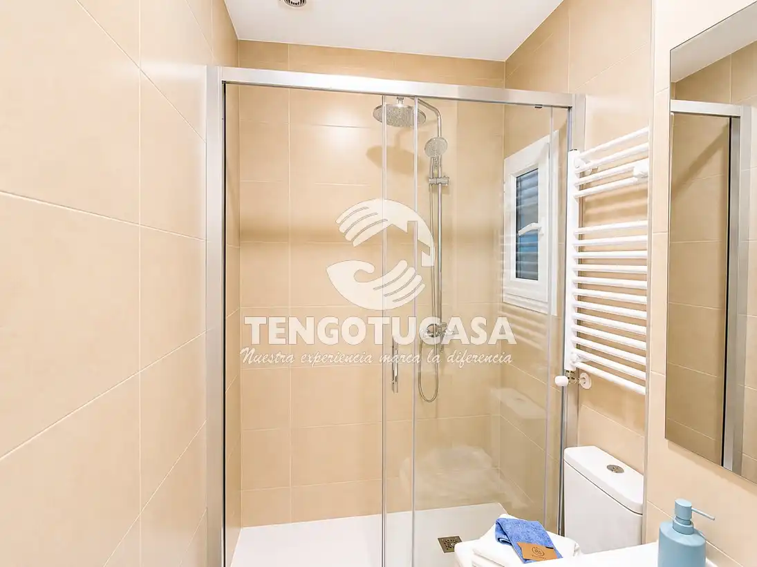 Badezimmer von Wohnung zum Verkauf in Madrid mit Klimaanlage, Möbliert und Ofen