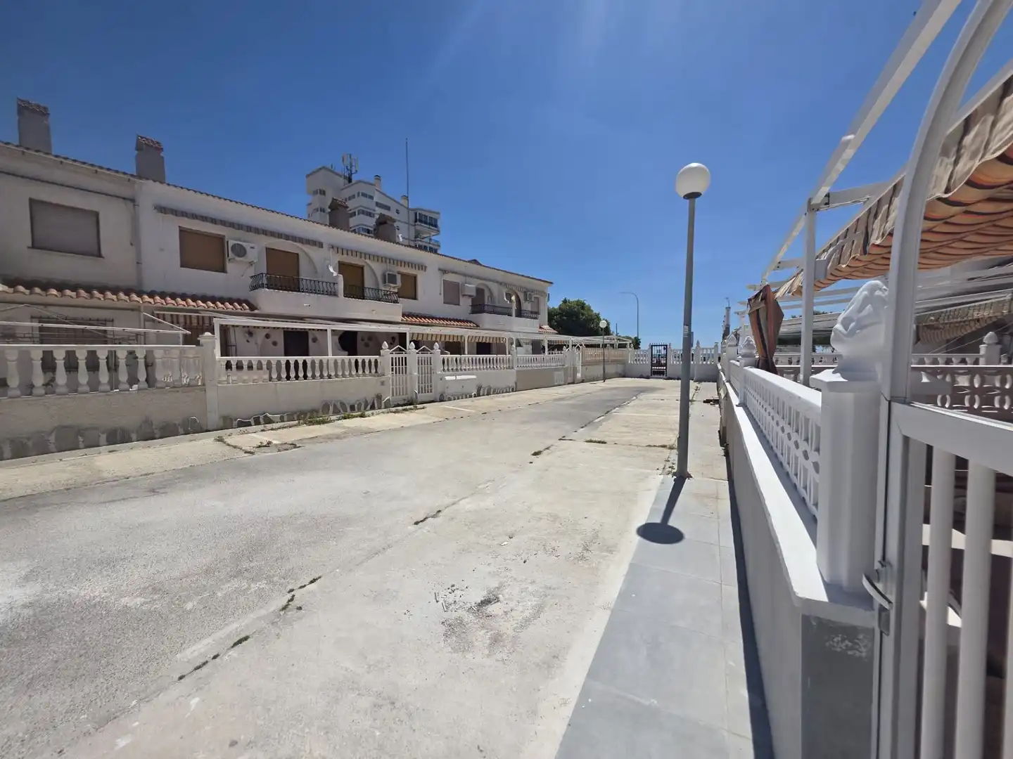 Außenansicht von Maisonette zum Verkauf in Santa Pola mit Klimaanlage, Terrasse und Möbliert