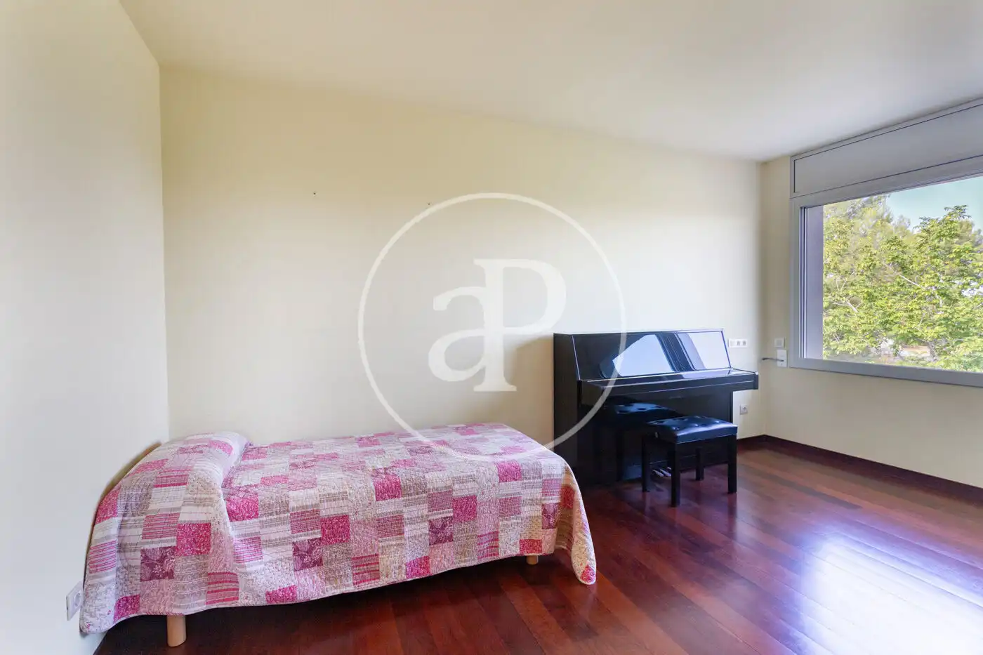Dormitori de Casa o xalet en venda en Sant Cugat del Vallès amb Aire condicionat, Calefacció i Jardí privat