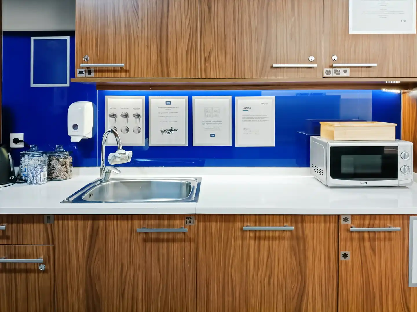 Cocina de Oficina de alquiler en Barcelona con Aire acondicionado, Calefacción y Amueblado