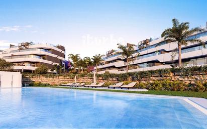 Vista exterior de Àtic en venda en Estepona amb Aire condicionat, Terrassa i Piscina