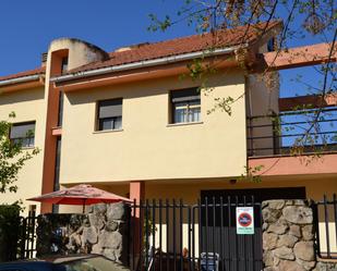 Vista exterior de Casa o xalet en venda en Cáceres Capital amb Aire condicionat, Calefacció i Jardí privat