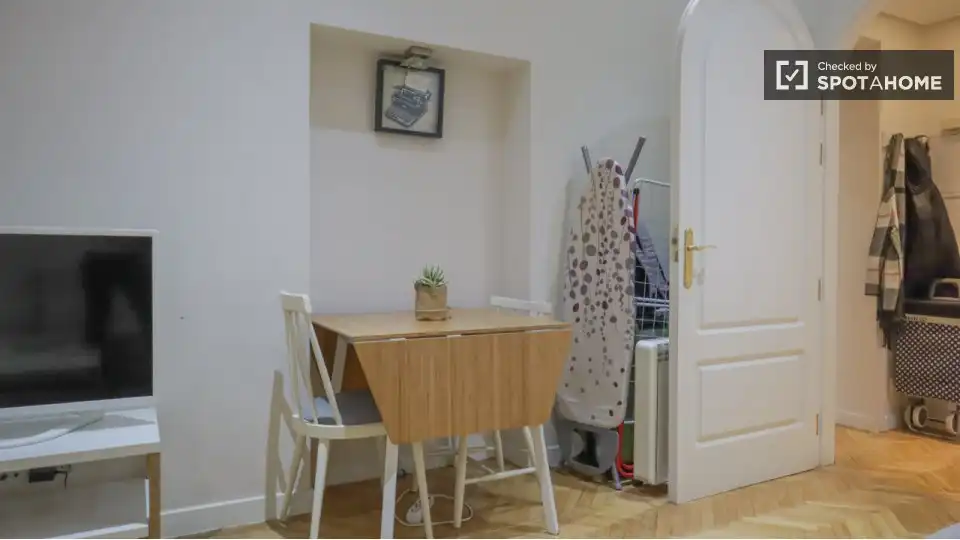 Room in Cortes - Huertas